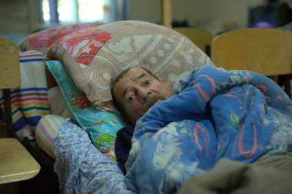 Помощь пострадавшим от наводнения в Приамурье. На снимке: мужчина в пункте временного размещения..