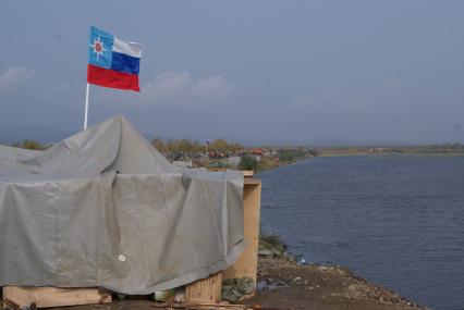 Озеро Мылка. Угроза прорыва Мылкинской дамбы. На снимке: флаг МЧС России на палатке