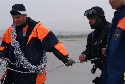 Озеро Мылка. Угроза прорыва Мылкинской дамбы. На снимке: водолаз МЧС во время работ по укреплению дамбы.