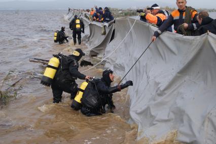 Озеро Мылка. Угроза прорыва Мылкинской дамбы. На снимке: водолазы МЧС и местное население укрепляют дамбу.