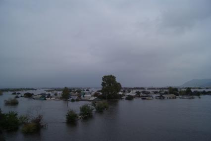 Поселок Хорпинский. На снимке: жилые дома в зоне наводнения.