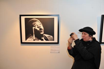 Центр фотографии им. братьев Люмьер. Открытие фотовыставки Гисберта Ханекроота `От АББЫ до ЗАППЫ. Рок-фотография 1970-х`. На снимке: посетитель выставки с фотоаппаратом