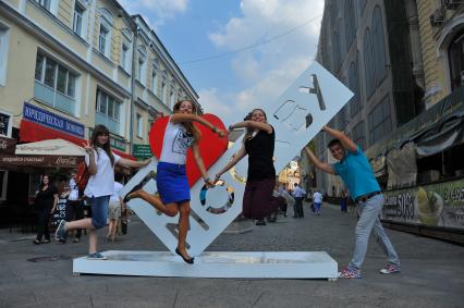 Кузнецкий Мост пешеходная зона. На снимке: молодые люди фотографируются на фоне  слогана `Я люблю Москву`.