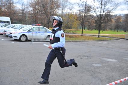 Спорткомплекс `Лужники`.  Спортивный праздник московской полиции, организованный ГУ МВД России. На снимке: сотрудник правохранительных органов во время эстафеты