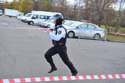 Спорткомплекс `Лужники`.  Спортивный праздник московской полиции, организованный ГУ МВД России. На снимке: сотрудник правохранительных органов во время эстафеты