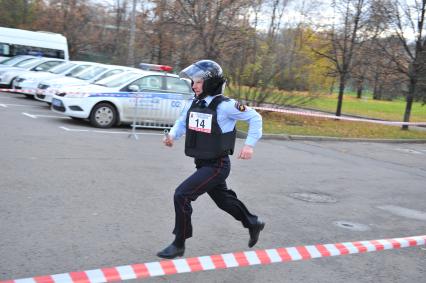 Спорткомплекс `Лужники`.  Спортивный праздник московской полиции, организованный ГУ МВД России. На снимке: сотрудник правохранительных органов во время эстафеты