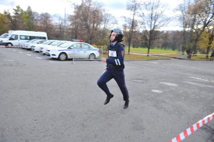 Спорткомплекс `Лужники`.  Спортивный праздник московской полиции, организованный ГУ МВД России. На снимке: сотрудник правохранительных органов во время эстафеты