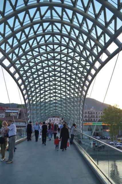 Тбилиси. Пешеходный Мост Мира на реке Кура.
