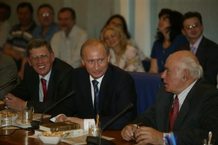 В.Путин посетил редакцию ИД `Комсомольская правда` (КП). На снимке (слева направо): главный редактор, генеральный директор КП Владимир Сунгоркин, президент РФ Владимир Путин и журналист, путешественник, обозреватель КП Василий Песков в редакции газеты на улице Правды 24.