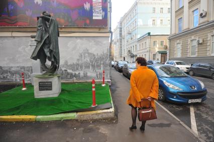 У галереи `Дом Нащокина` в Воротниковском переулке установили скульптуру Мастер и Маргарита.