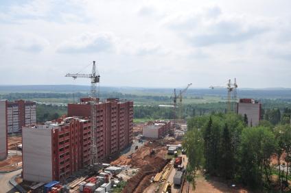 Строительство жилого комплекса `Полесье` в поселке Октябрьском. На снимке: новые жилые дома экорайона `Полесье` .