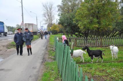 Быт населения Молжаниновского района города Москвы. На снимке: сотрудники полиции и пенсионерка.