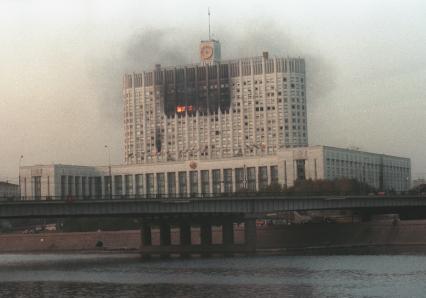 1993 год. Москва. Октябрьский мятеж. На снимке: обстрел  Белого дома