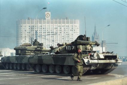 1993 год. Москва. Октябрьский мятеж. На снимке: танки у Белого дома