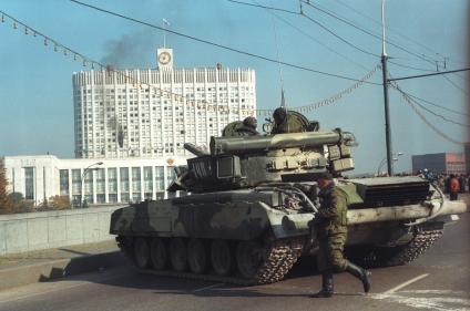 1993 год. Москва. Октябрьский мятеж. На снимке: танки у Белого дома