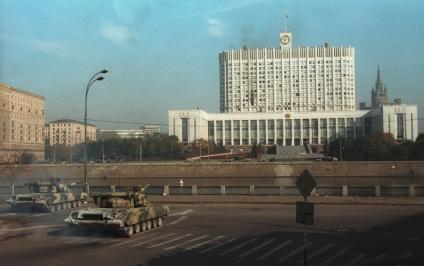 1993 год. Москва. Октябрьский мятеж. На снимке: танки у Белого дома