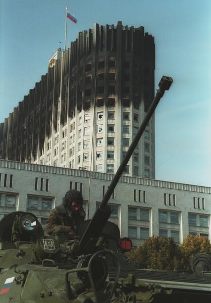 1993 год. Москва. Октябрьский мятеж. На снимке: танки у Белого дома