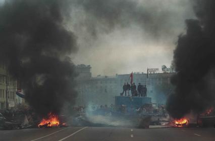 1993 год. Москва. Октябрьский мятеж. На снимке: люди на баррикадах