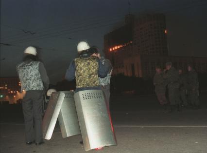 1993 год. Москва. Октябрьский мятеж. На снимке: сотрудники правохранительных органов у Белого дома.