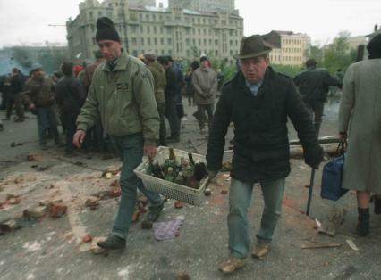 1993 год. Москва. Октябрьский мятеж. На снимке: мужчины несут ящик со стеклотарой.