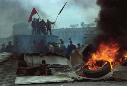 1993 год. Москва. Октябрьский мятеж. На снимке: люди на баррикадах