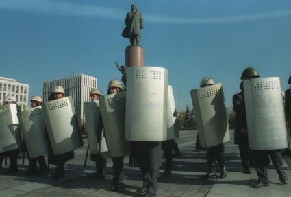 1993 год. Москва. Октябрьский мятеж. На снимке: сотрудники правохранительных органов на Октябрьской площади у памятника В.И.Ленину.