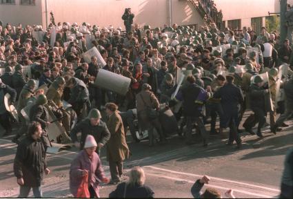 1993 год. Москва. Октябрьский мятеж. На снимке: сотрудники правохранительных органов во время разгона демонстрации.