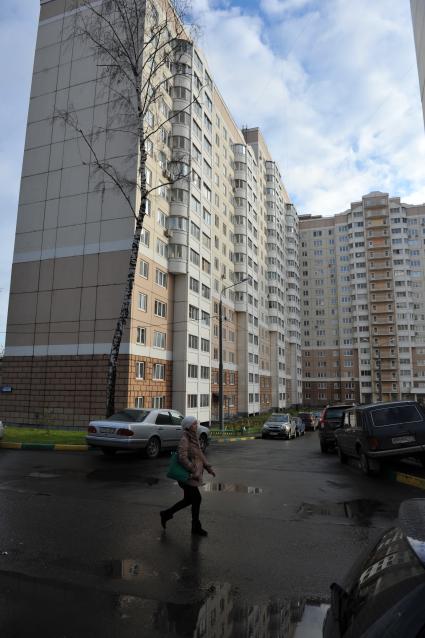 Осенний бульвар дом 16/2, где в разное время по неосторожности и намеренно, люди выпадали из окон.