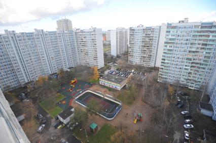 Осенний бульвар дом 16/2, где в разное время по неосторожности и намеренно, люди выпадали из окон. На снимке: детская площадка во дворе дома.