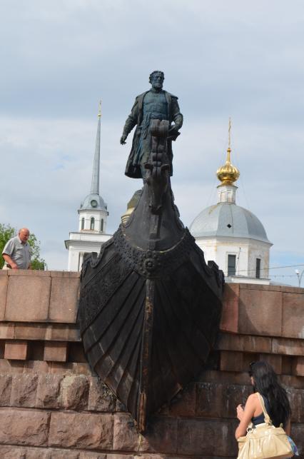 Виды Твери. На снимке: памятник Афанасию Никитину