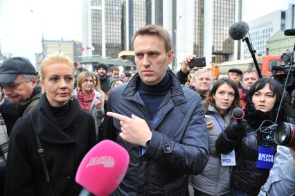 Участники оппозиционного шествия в поддержку `узников 6 мая` прошли по Бульварному кольцу. На снимке: председатель Координационного совета оппозиции (КСО) Алексей Навальный с супругой Юлией.
