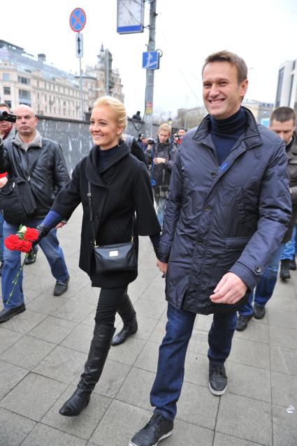 Участники оппозиционного шествия в поддержку `узников 6 мая` прошли по Бульварному кольцу. На снимке: председатель Координационного совета оппозиции (КСО) Алексей Навальный с супругой Юлией.