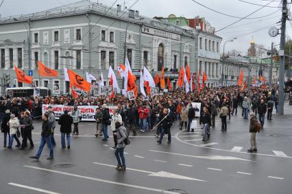 Участники оппозиционного шествия в поддержку `узников 6 мая` прошли по Бульварному кольцу. На снимке: активисты на Неглинной улице.