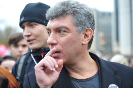 Участники оппозиционного шествия в поддержку `узников 6 мая` прошли по Бульварному кольцу. На снимке: сопредседателЬ политической партии `РПР ПАРНАС` Борис Немцов.