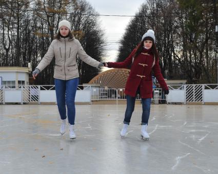 Парк культуры и отдыха `Сокольники` стал первым парком Москвы, открывшим зимний сезон. На снимке: девушка на катке `Лёд`.