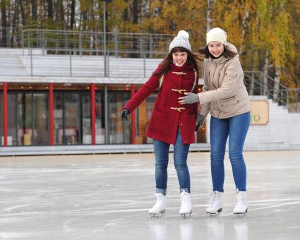 Парк культуры и отдыха `Сокольники` стал первым парком Москвы, открывшим зимний сезон. На снимке: девушаки на катке `Лёд`.