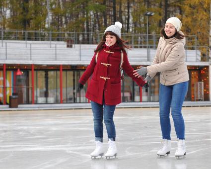 Парк культуры и отдыха `Сокольники` стал первым парком Москвы, открывшим зимний сезон. На снимке: девушаки на катке `Лёд`.