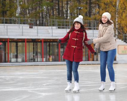 Парк культуры и отдыха `Сокольники` стал первым парком Москвы, открывшим зимний сезон. На снимке: девушаки на катке `Лёд`.