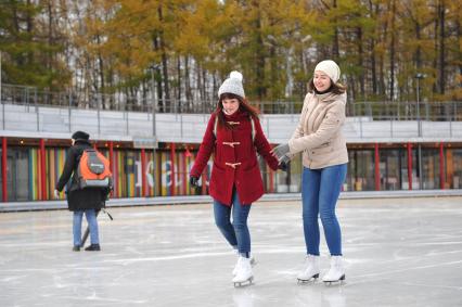 Парк культуры и отдыха `Сокольники` стал первым парком Москвы, открывшим зимний сезон. На снимке: девушаки на катке `Лёд`.