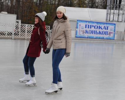 Парк культуры и отдыха `Сокольники` стал первым парком Москвы, открывшим зимний сезон. На снимке: девушаки на катке `Лёд`.