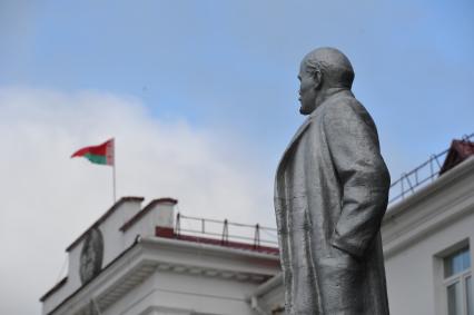 Виды Браслава. На снимке: памятник Ленину.