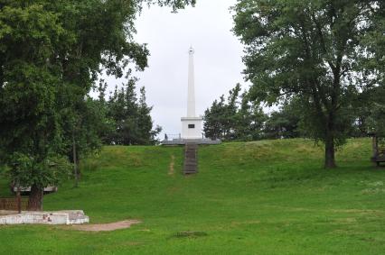 Виды Браслава. Городище `Замковая гора`. На снимке: стела.