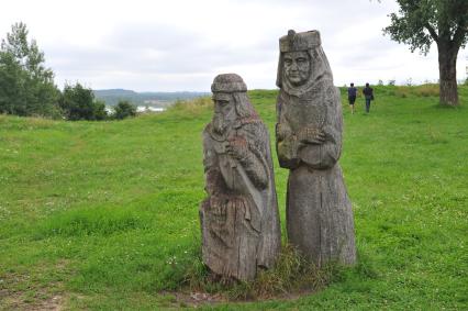 Виды Браслава. Городище `Замковая гора`. На снимке: деревянные фигуры.