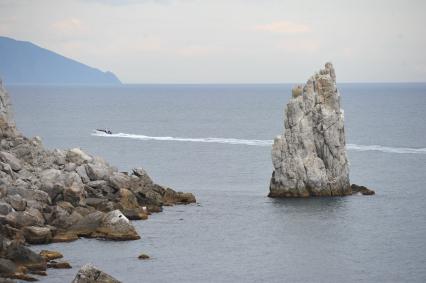 Гаспра. Черноморское побережье в районе памятника архитектуры `Ласточкино гнездо`.