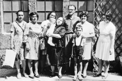 1972 г. Ясновидящая Ванга (в центре) с крестником на руках в селе Враждебна. Фото из личного архива племянницы Ванги Красимиры Стояновой.