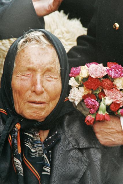 Болгария. Община Петрич. Село Рупите находится на месте бывшего вулкана Кожух. На снимке: ясновидящая Ванга в день открытия  Храма Святой Петки (Часовня Святой Параскевы), построенного на средства  Ванги. Фото из личного архива племянницы Ванги Красимиры Стояновой.