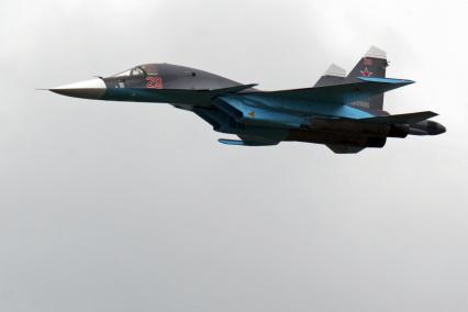 Аэродром ЛИИ им. Громова. 11-й Международный авиационно-космический салон `МАКС-2013`. На снимке: многоцелевой истребитель Су-47 `Беркут`во время полета
