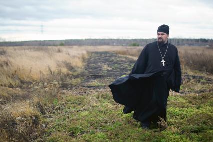 Священнослужитель в поле.