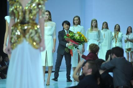 Гостиный двор. Неделя моды в Москве `Moscow Fashion Week`. Открытие. На снимке: модельер Валентин Юдашкин после показа своей коллекции `Золото скифов`.