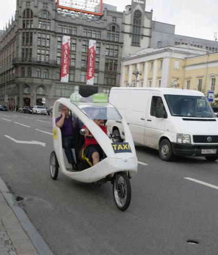 Велорикша на улицах Москвы.